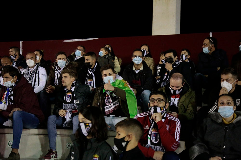 Los aficionados del Badajoz celebraron los goles de su equipo y cerca estuvieron de celebrar la victoria en el Reina Sofía