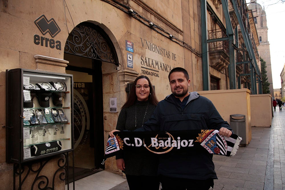 Los aficionados del Badajoz celebraron los goles de su equipo y cerca estuvieron de celebrar la victoria en el Reina Sofía