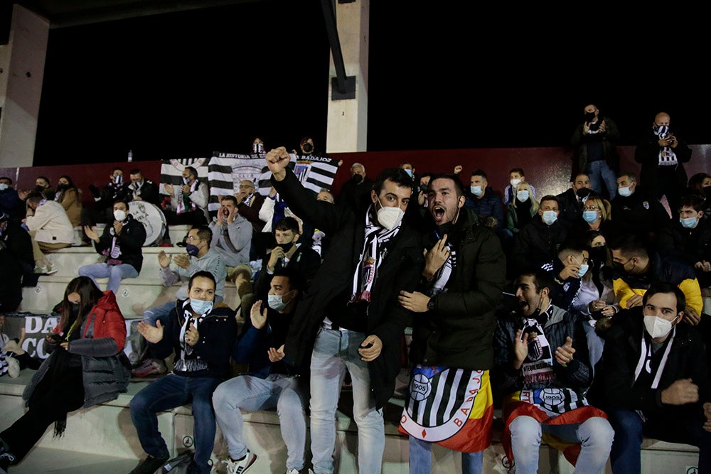 Los aficionados del Badajoz celebraron los goles de su equipo y cerca estuvieron de celebrar la victoria en el Reina Sofía