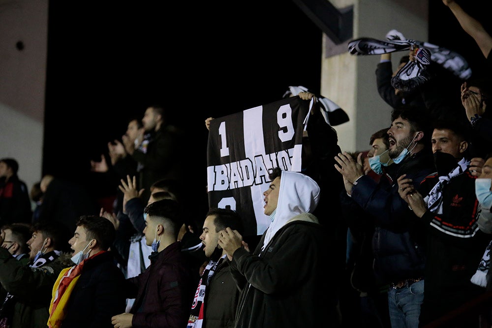 Los aficionados del Badajoz celebraron los goles de su equipo y cerca estuvieron de celebrar la victoria en el Reina Sofía