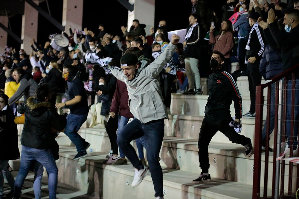 Los aficionados del Badajoz celebraron los goles de su equipo y cerca estuvieron de celebrar la victoria en el Reina Sofía