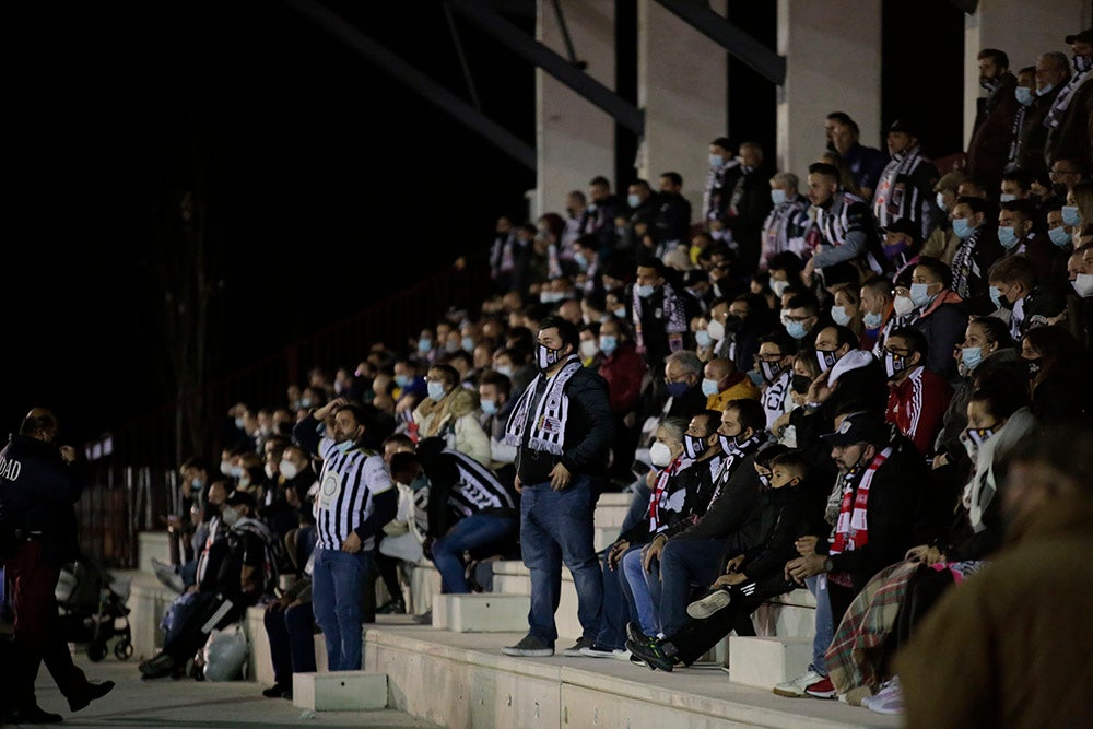 Los aficionados del Badajoz celebraron los goles de su equipo y cerca estuvieron de celebrar la victoria en el Reina Sofía