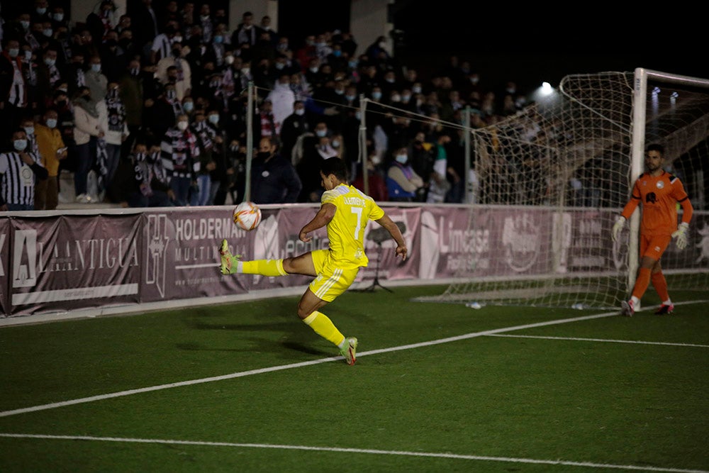 Montes evita en el 91 la primera derrota casera de un gris Unionistas ante un Badajoz con 10 desde el 41 (2-2)