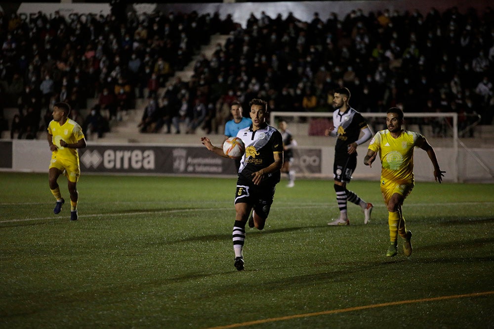 Montes evita en el 91 la primera derrota casera de un gris Unionistas ante un Badajoz con 10 desde el 41 (2-2)