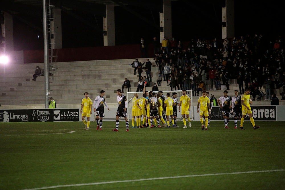 Montes evita en el 91 la primera derrota casera de un gris Unionistas ante un Badajoz con 10 desde el 41 (2-2)