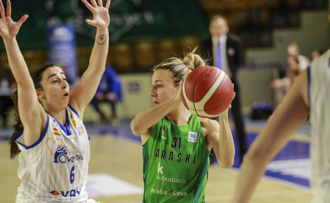 Íñiguez, al fondo, sigue una acción del partido de Avenida ante el Araski. 