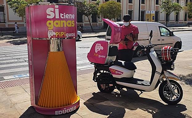 Un operario se dispone a desinfectar el urinario y recoger el líquido. 