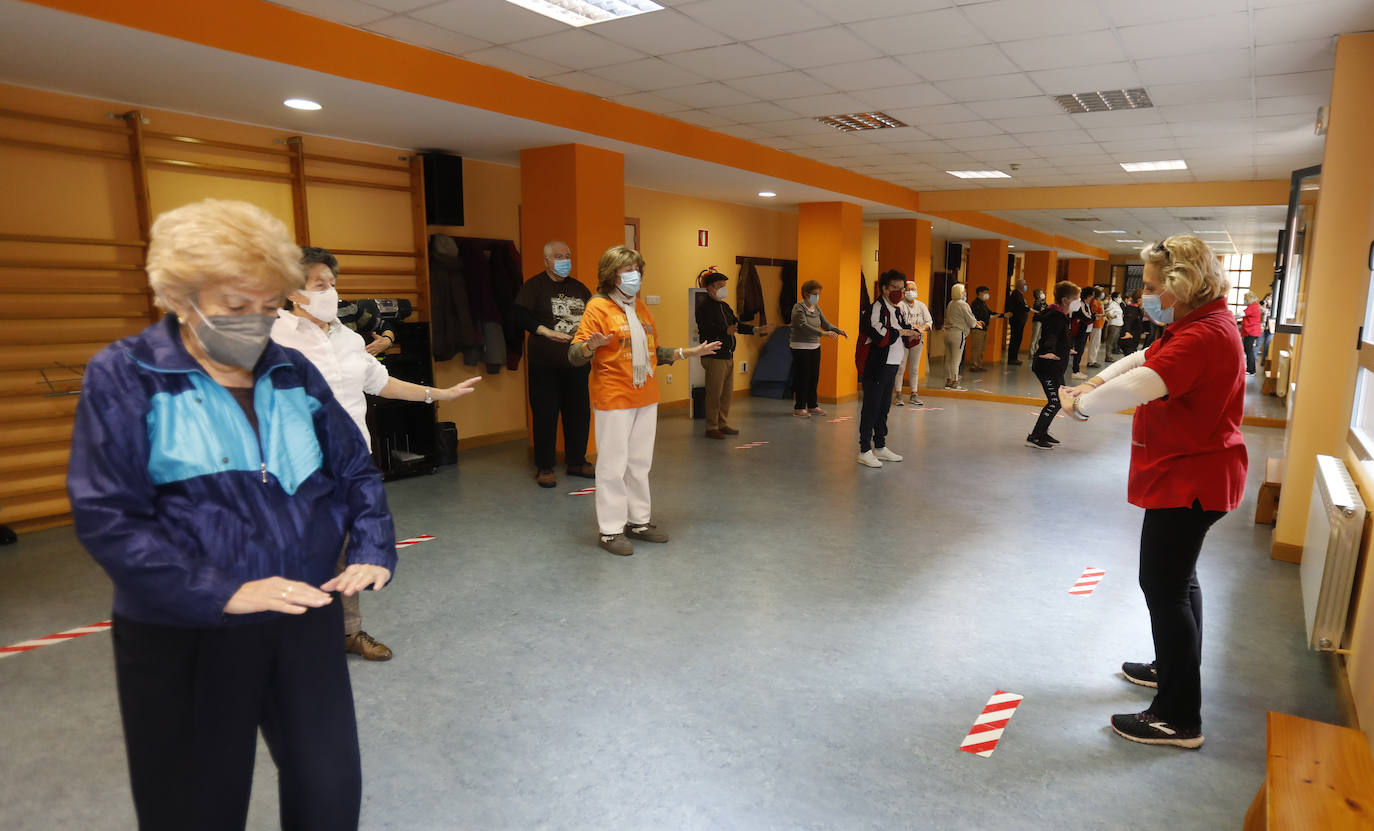 Clase de taichí, en el centro de La Puebla. 