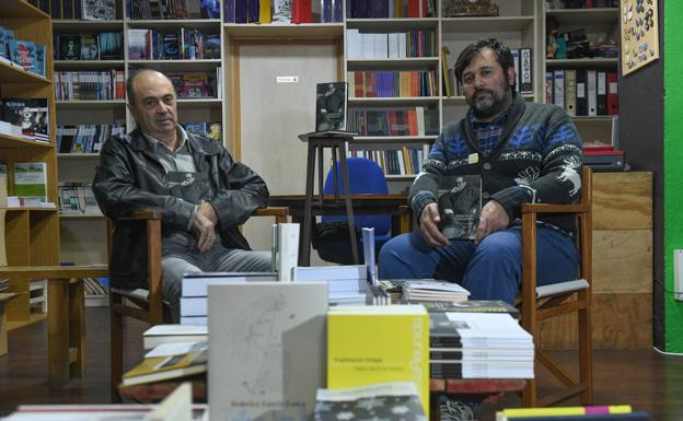 Fermín Herrero y Javier Campelo, en La sombra de caín, librería y distribuidora de la calle Imperial. 