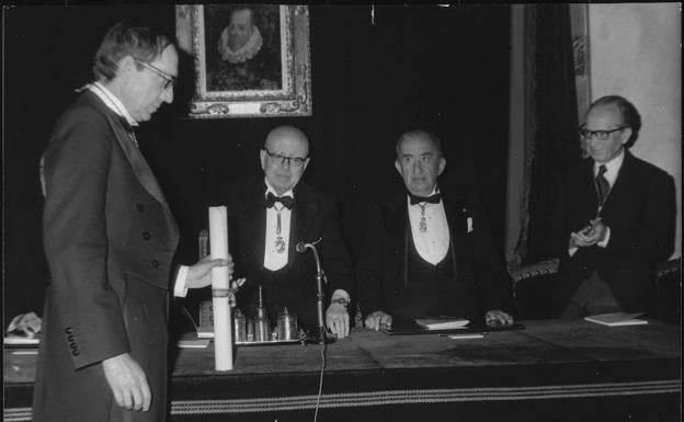 Miguel Delibes, durante la lectura de su ingreso en la RAE. 