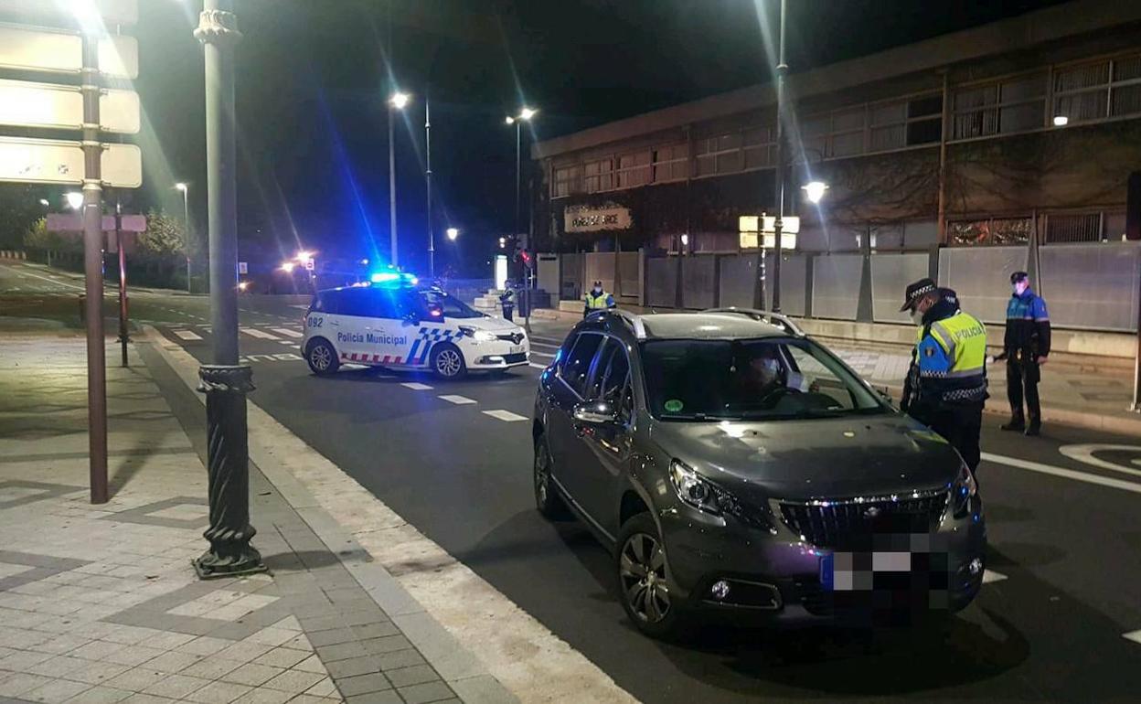 Control preventivo de la Policía Local en la plaza de Poniente. 