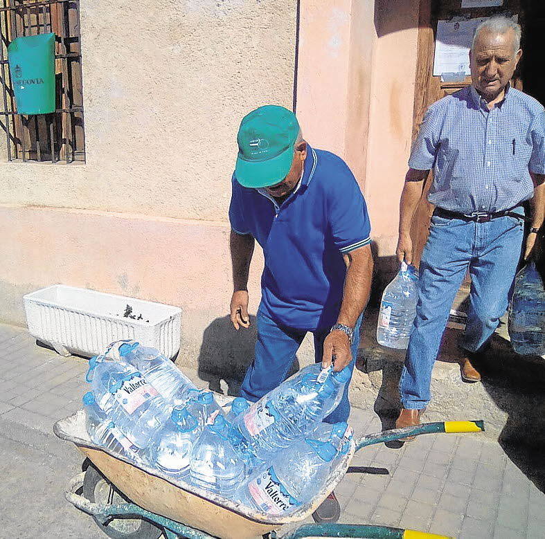 Reparto de agua embotellada en un municipio segoviano.