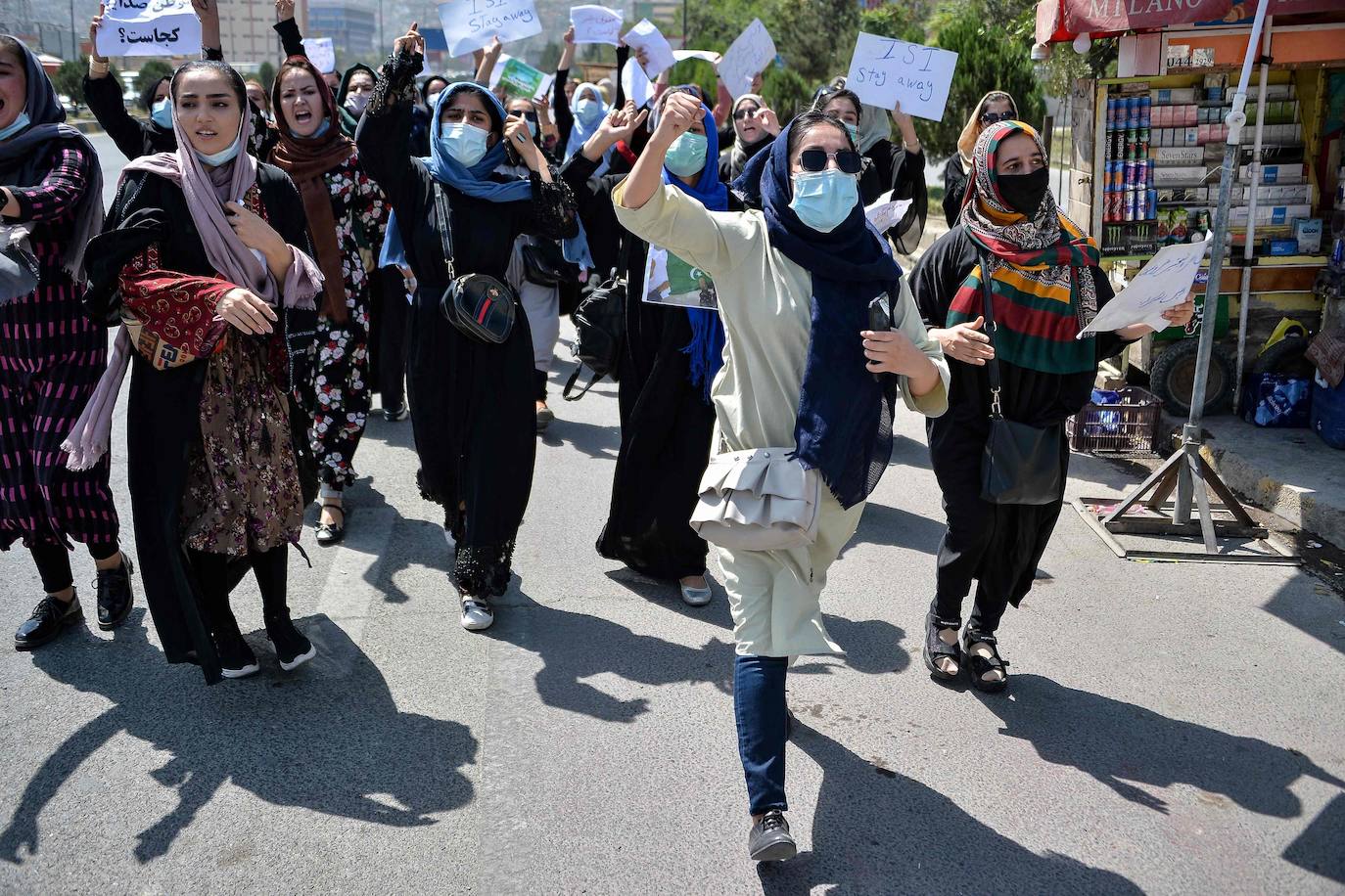 Mujeres afganas, en una manifestación de protesta contra Pakistán cerca de la embajada de este país en Kabul. 