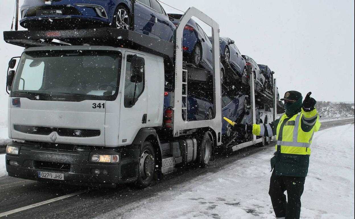 Un Guardia Civil desvía a un camión.