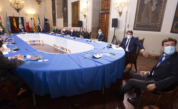 El presidente Mañueco y el consejero Carriedo, en la reunión de Santiago de Compostela.