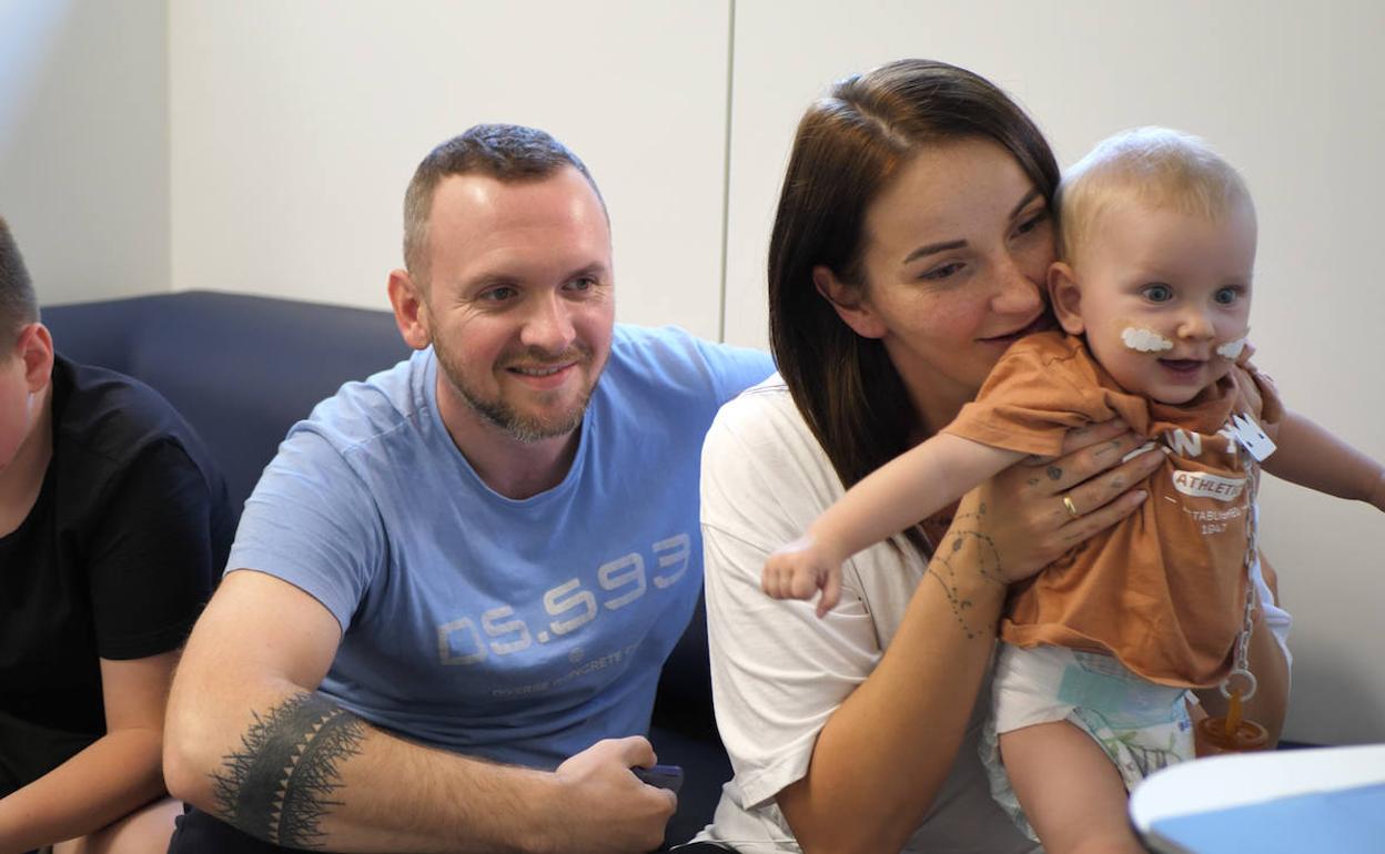 El pequeño Milosz, con sus padres.