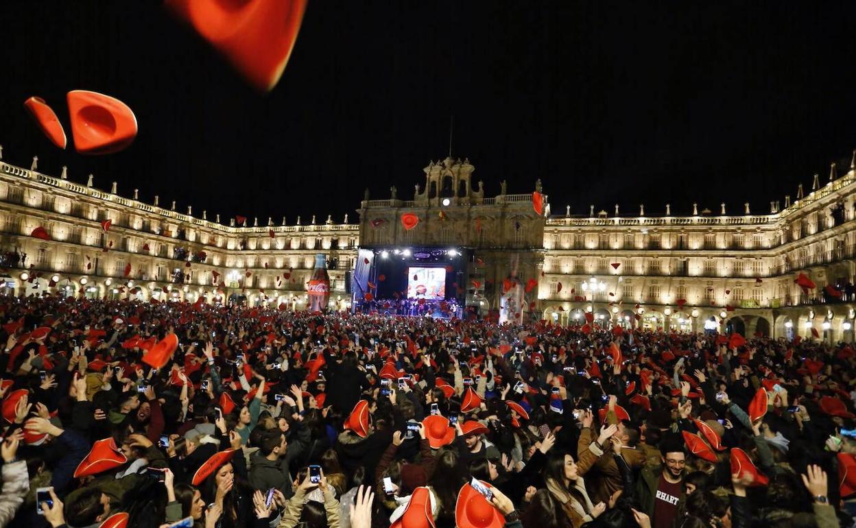 Celebración de la Nochevieja Universitaria en la Plaza Mayor de Salamanca antes de la pandemia. 