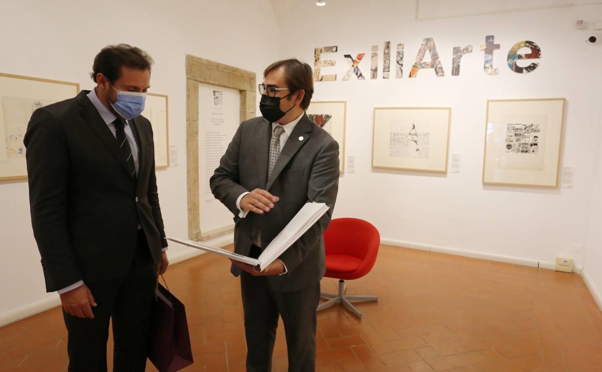 El alcalde, Óscar Puente, y el director del Instituto Cervantes, Juan Carlos Reche, ofrecen una rueda de prensa de presentación de la Semana Santa de Valladolid a medios italianos, en la Sala Dalí del Instituto Cervantes.