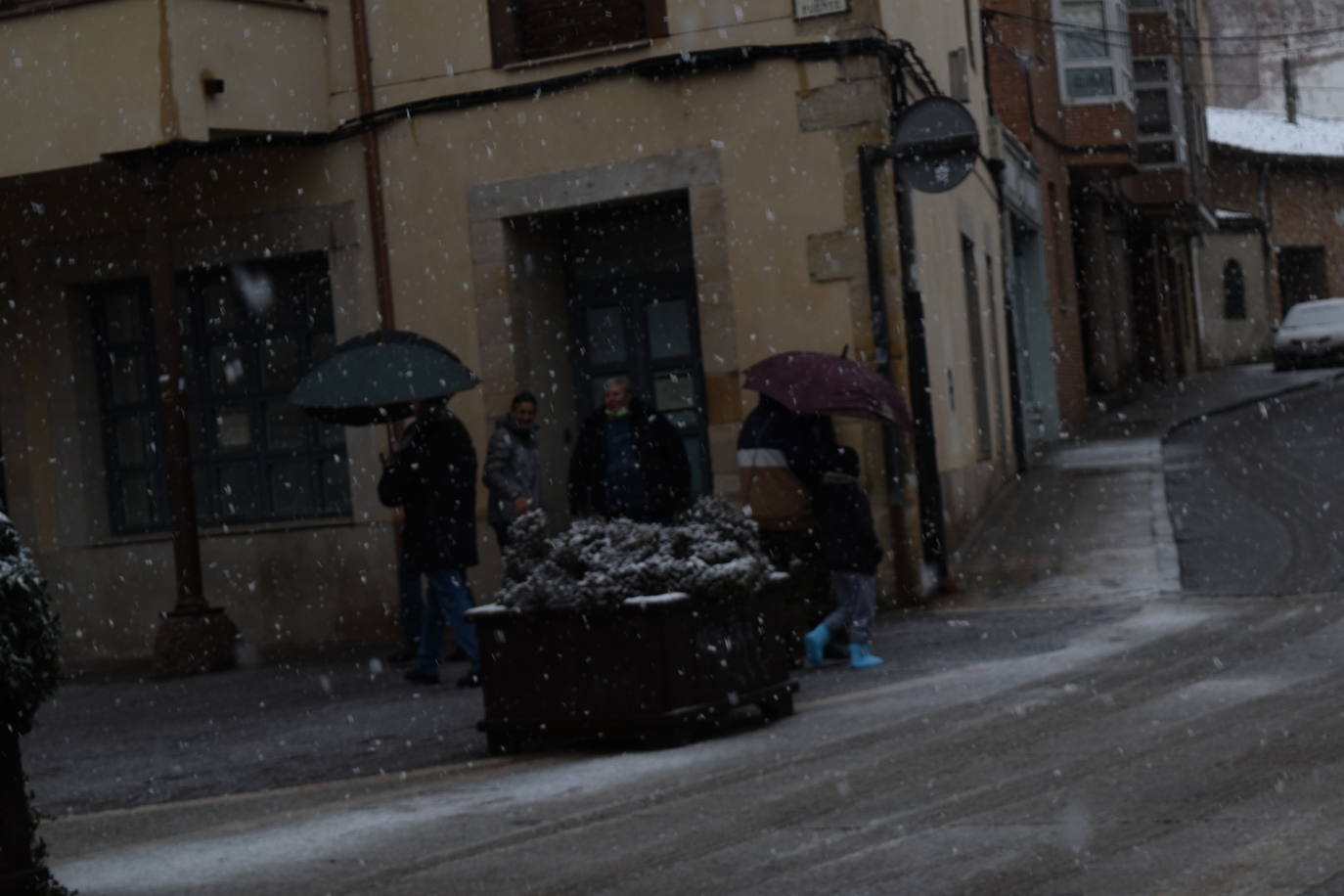 Fotos: Aguilar de Campoo también se tiñe de blanco