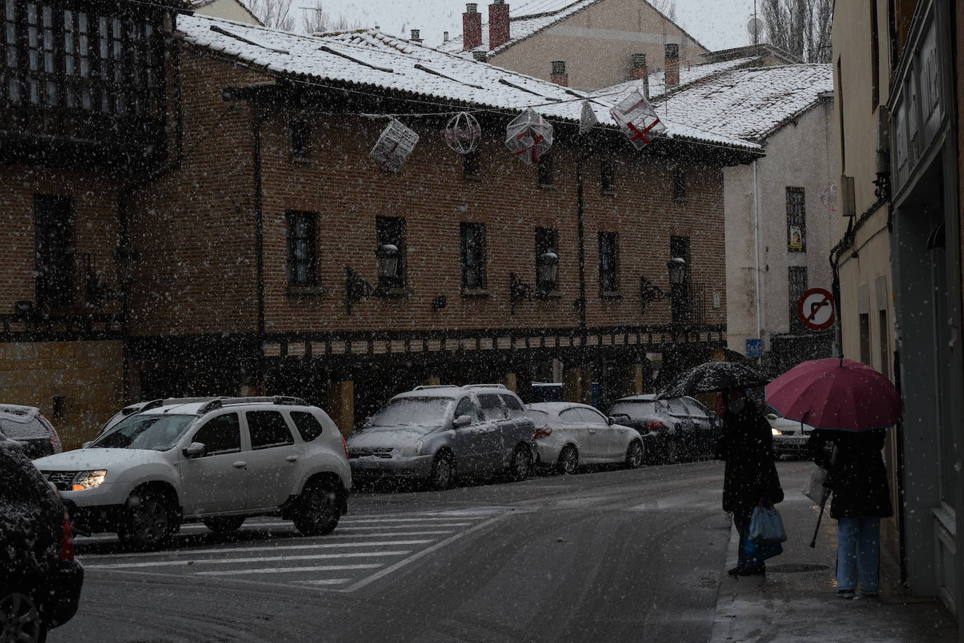 Fotos: Aguilar de Campoo también se tiñe de blanco
