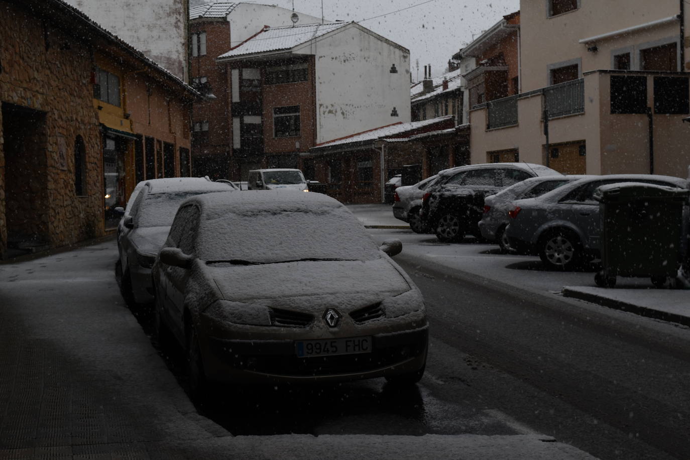 Fotos: Aguilar de Campoo también se tiñe de blanco