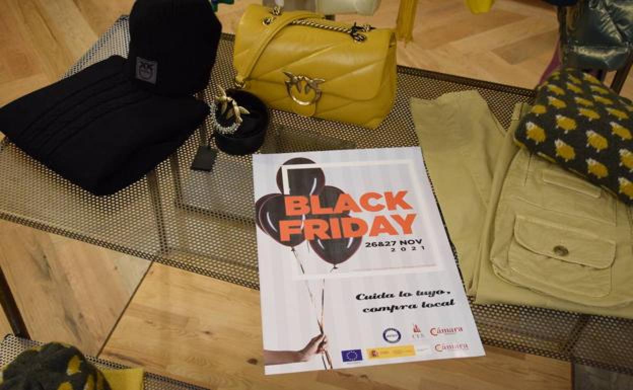 Los comercios de Salamanca comienzan a colocar en sus locales los carteles promocionales del 'Black Friday'. 