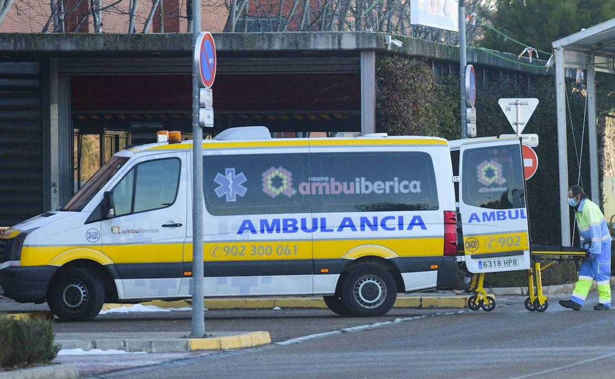 Ambulancia ante las urgencias del Río Hortega. 