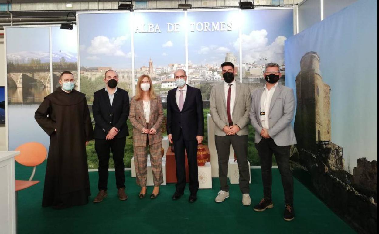 Por el stand de Alba de Tormes pasaron diversas autoridades, que fueron recibidos por la alcaldesa, Concepción Miguélez.