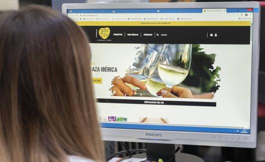 Una joven consulta la página del Market de Tierra de Sabor de la Junta de Castilla y León. 