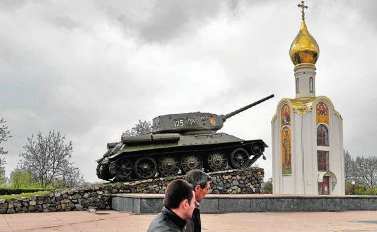 Un tanque de la era soviética, que celebra la victoria del Ejército Rojo frente a la Alemania nazi. 