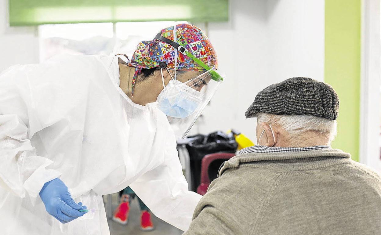 Vacunación de covid a los mayores. 