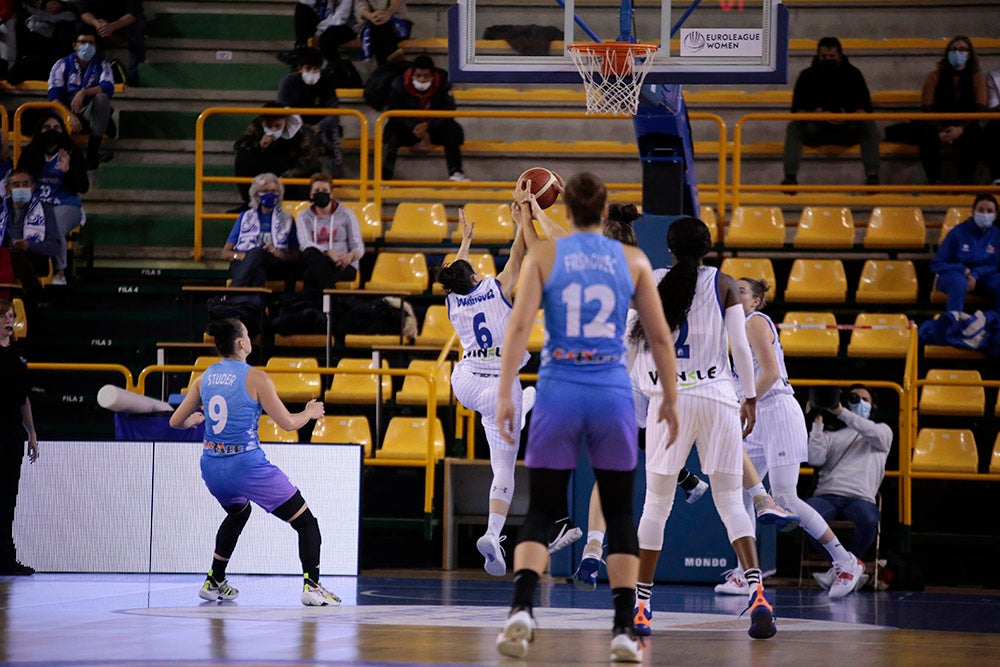 El CB Avenida aplasta al colista y se va posicionando para los play-off de la Euroliga (96-54)