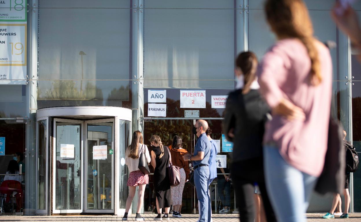 Colas en la campaña de vacunación en el Centro Cultural Miguel Delibes de Valladolid.