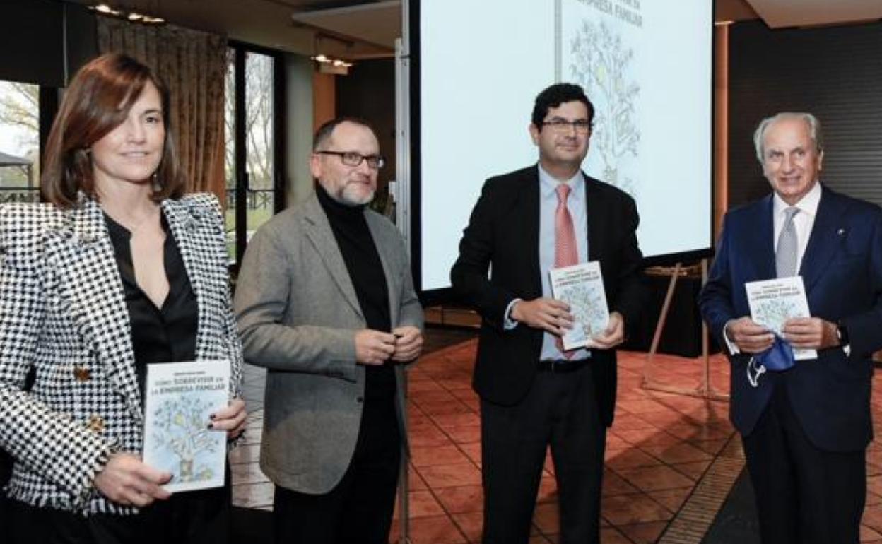 El autor (segundo por la derecha) junto a la presidenta de EFCL, Rocío Hervella, el presidente de Honor de la asociación, Juan Manuel Gonzales Serna (primero a la derecha) y el humorista gráfico José María Nieto, autor de las ilustraciones del libro.