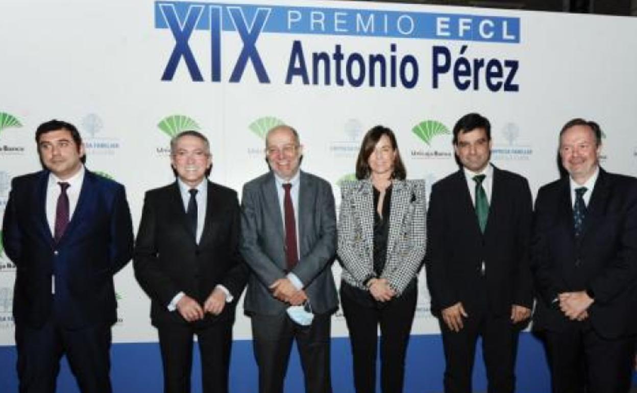En la imagen, los premiados junto al vicepresidente de la Junta, Francisco Igea, la presidenta de EFCL, Rocío Hervella, y el director territorial de Unicaja Banco, Manuel Rubio.