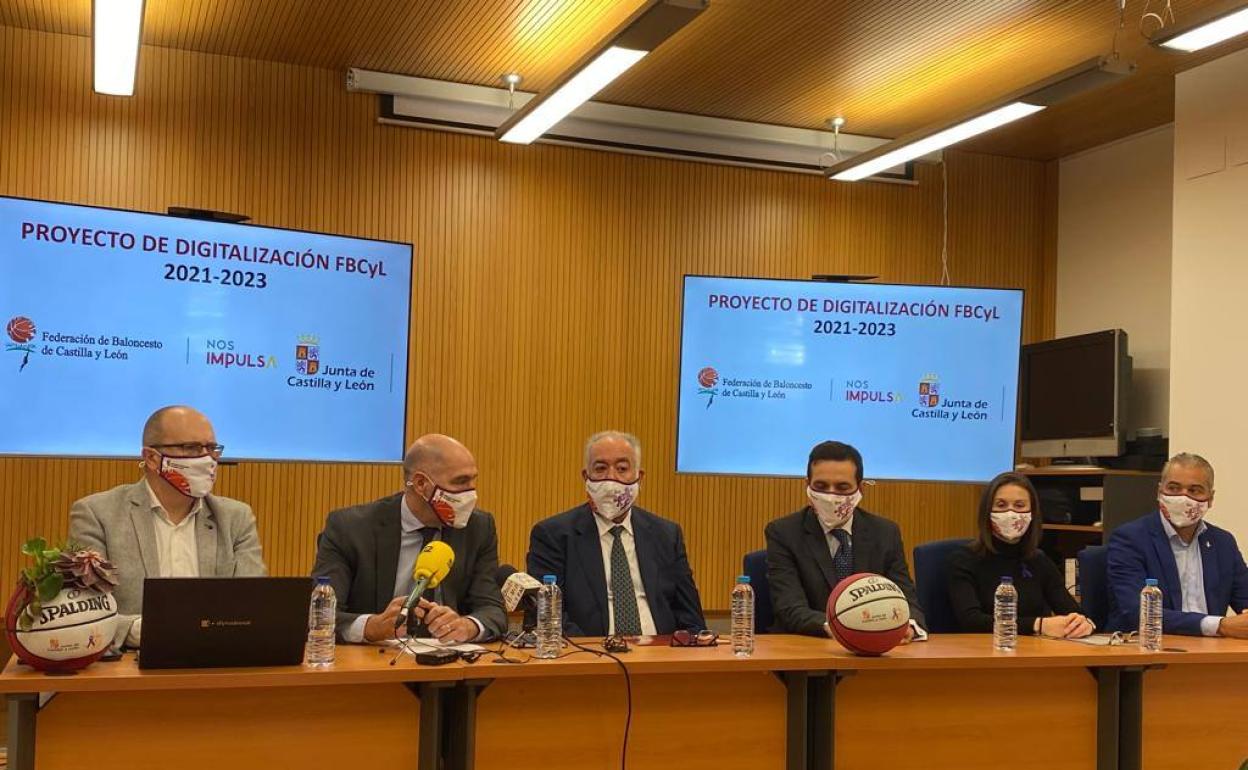 Responsables de la federaicón y la Junta durante la presentación