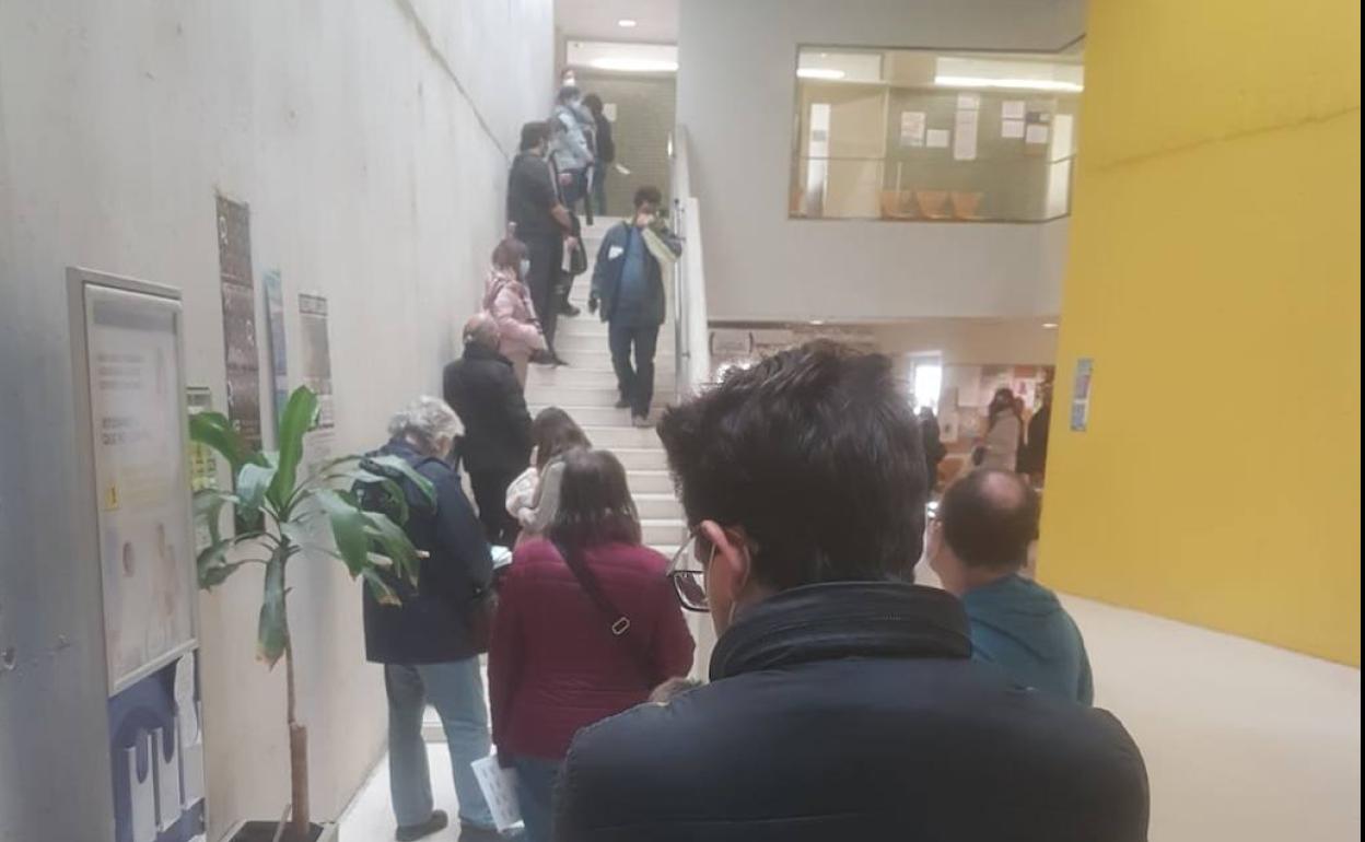 Colas para la toma de muestras para una PCR en el centro de salud de Parquesol. 