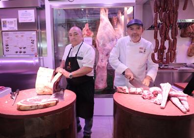 Imagen secundaria 1 - Arriba, Jesús Sánchez en el puesto de quesos de Campoveja. Abajo, el carnicero Felipe González corta unas chuletas, mientras el triestrellado hace lo mismo con un rabo de vaca. 