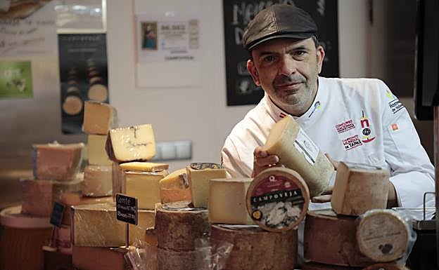 Imagen principal - Arriba, Jesús Sánchez en el puesto de quesos de Campoveja. Abajo, el carnicero Felipe González corta unas chuletas, mientras el triestrellado hace lo mismo con un rabo de vaca. 