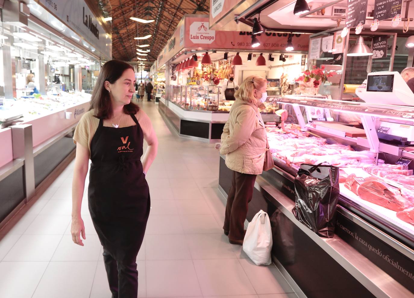 Imagen secundaria 2 - Arriba, Elena Arzak se asoma a las entrañas del lechazo mientras Javier de la Heras le explica las partes con las que se hace la asadurilla. Abajo, prueba las pechugas escabechadas, en presencia de Esther Rodríguez y su hija, Parquel Mayo, y observa el producto de algunos puestos. 