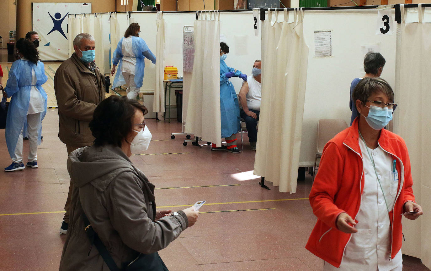 Vacunación de las primeras dosis en el pabellón Pedro Delgado.