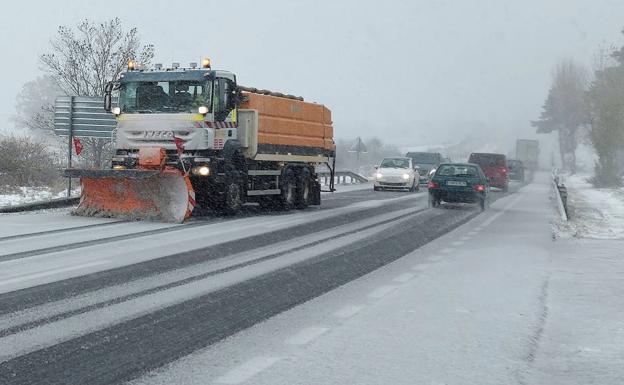 La nevada obliga a embolsar camiones en la A-1 en sentido Madrid, en Segovia