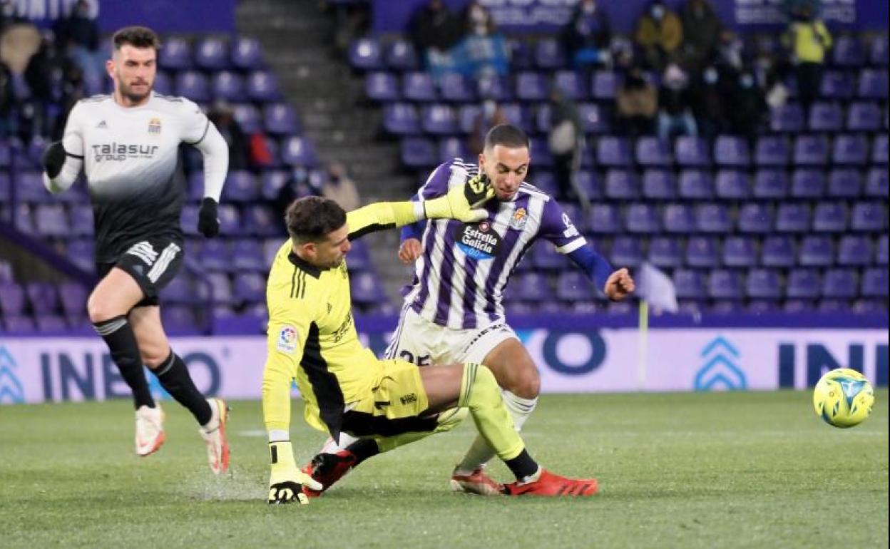 Anuar pierde una ocasión de gol ante la salida de Marc martínez 