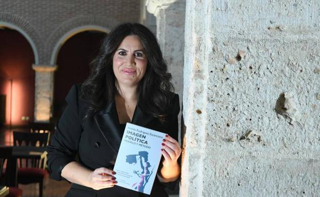 Imelda Rodríguez Escanciano posa para la entrevista con su libro.