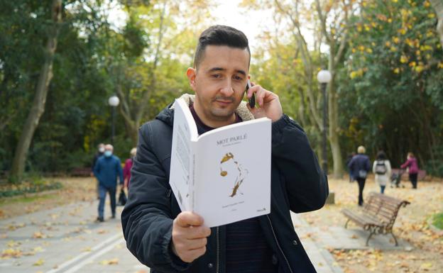 Ismael González 'Neza' responde al teléfono de 'Poesía de emergencia', en el Campo Grande. 