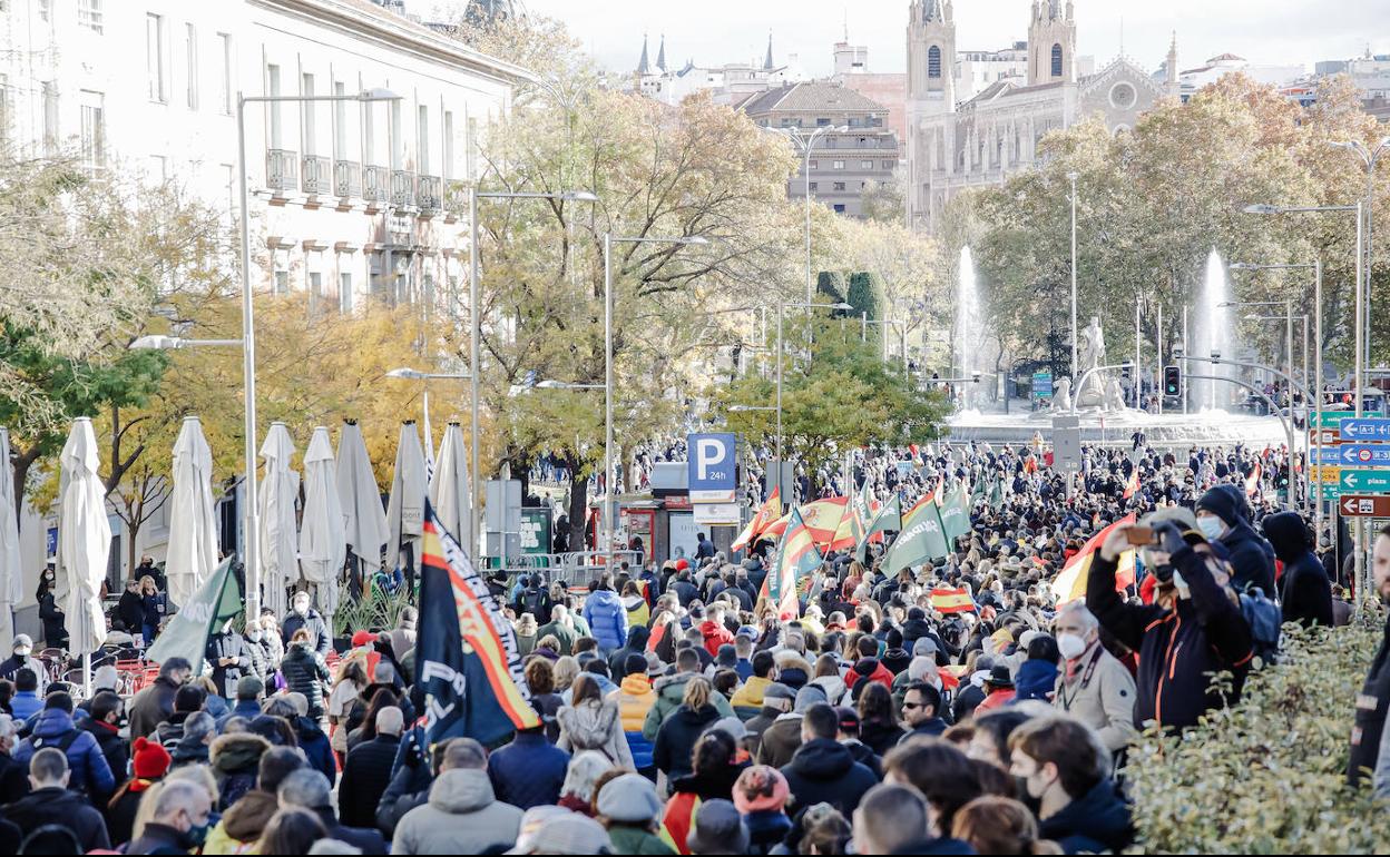 Los manifestantes se dirigen hacia la plaza de Neptuno, este sábado.