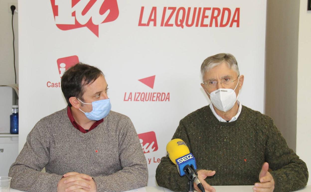 Carlos Serrano (izq.) y José Luis Ordóñez, de Izquierda Unida, en la comparecencia de este domingo. 