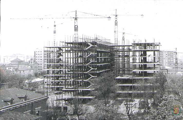 Las obras de construcción del edificio, una vez aprobadas en Consejo de Ministros, se adjudicaron en subasta pública a la empresa Entrecanales y Tavora, S.A. Ya entonces –comienzos de 1971- se hablaba de un presupuesto total de 1.200 millones de pesetas para un edificio provisto de 1.200 camas.