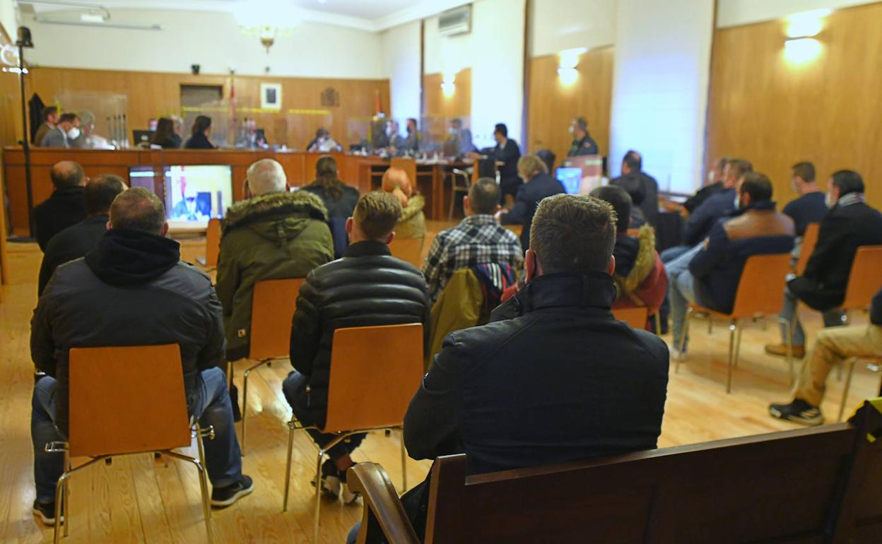 Los 28 acusados, al inicio del juicio en la Audiencia de Valladolid. 