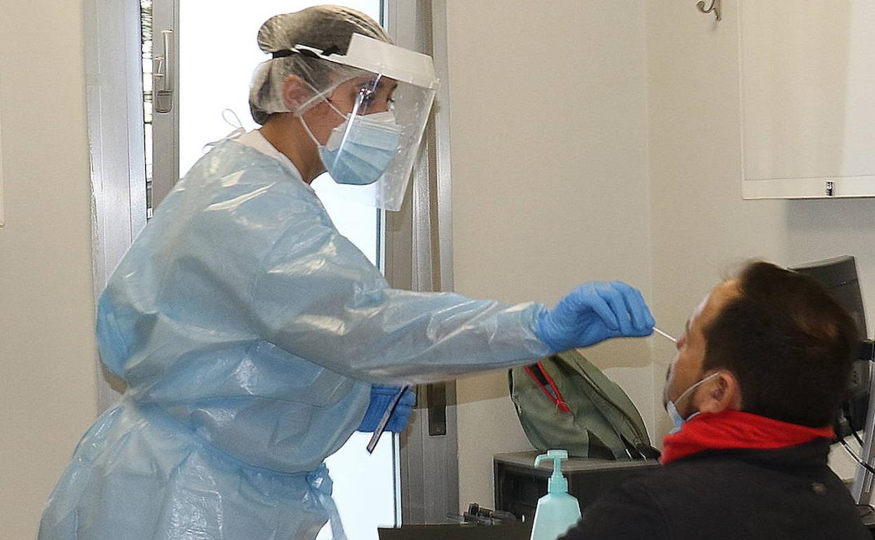 Colas en el centro de salud Parquesol en Valladolid para realizarse PCR. 